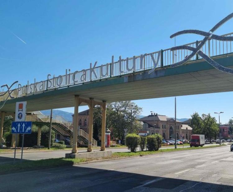 Napis Polska Stolica Kultuy na wiadukcie nad drogą