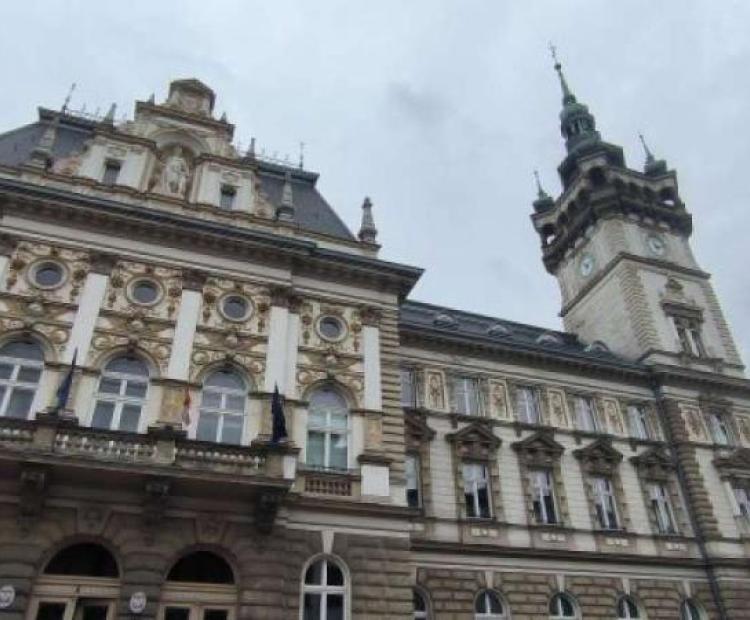 Budynej Ratusza miejskiegow Bielsku-Białej. Na frontonie widoczne są kolumny i zdobienia.